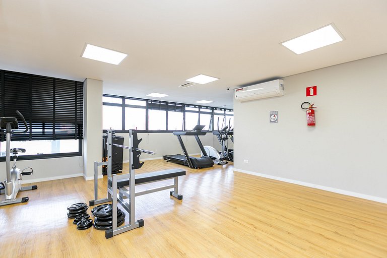 Studio espaçoso com sacada no centro