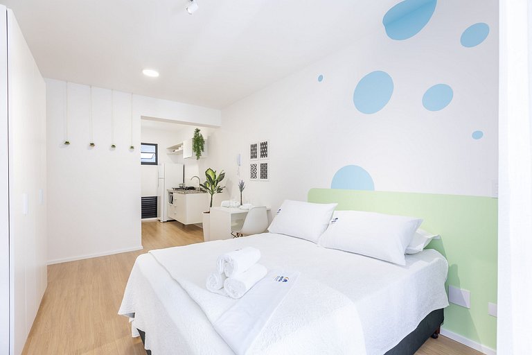 Studio espaçoso com sacada no centro