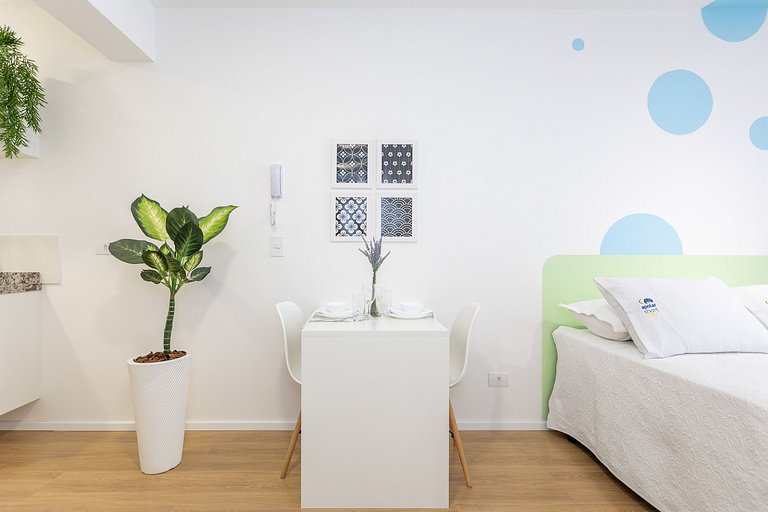 Studio espaçoso com sacada no centro