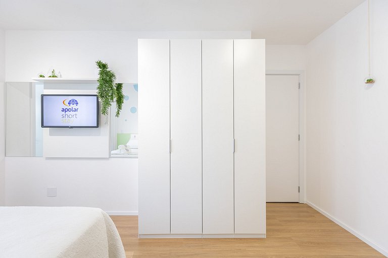 Studio espaçoso com sacada no centro