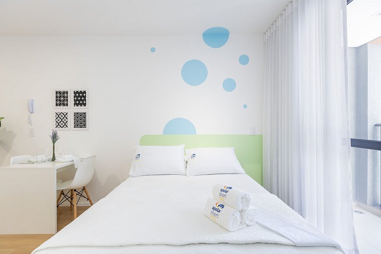 Studio espaçoso com sacada no centro