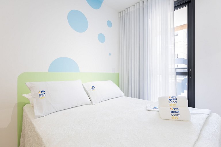 Studio espaçoso com sacada no centro