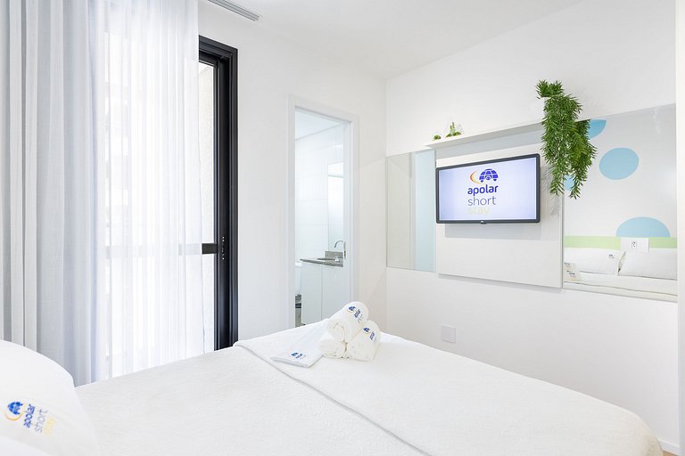 Studio espaçoso com sacada no centro