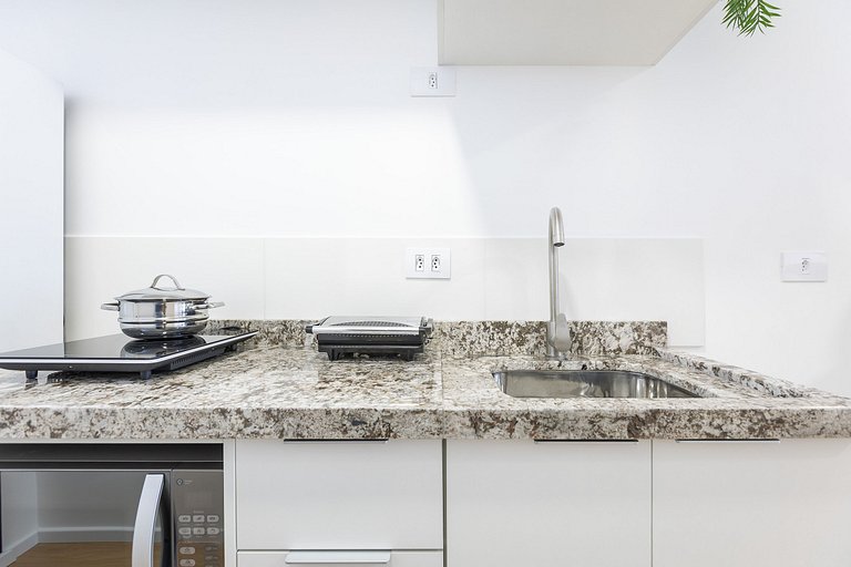 Studio espaçoso com sacada no centro