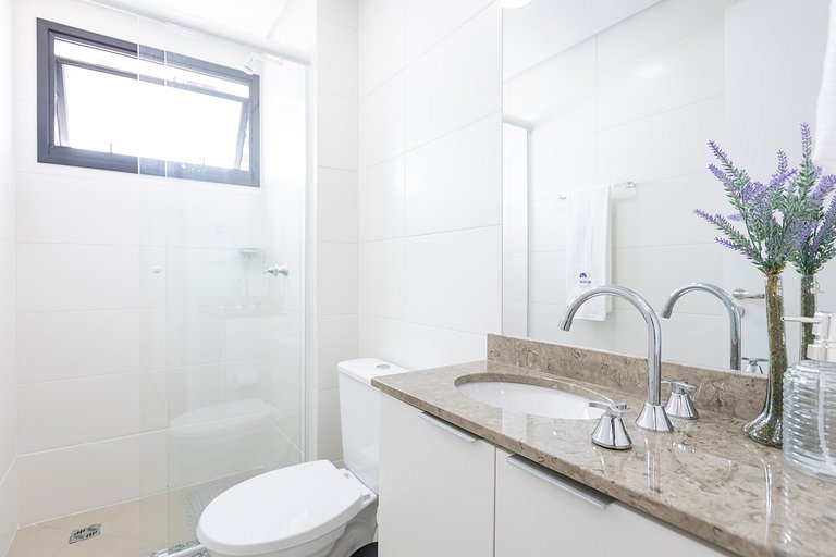 Studio espaçoso com sacada no centro