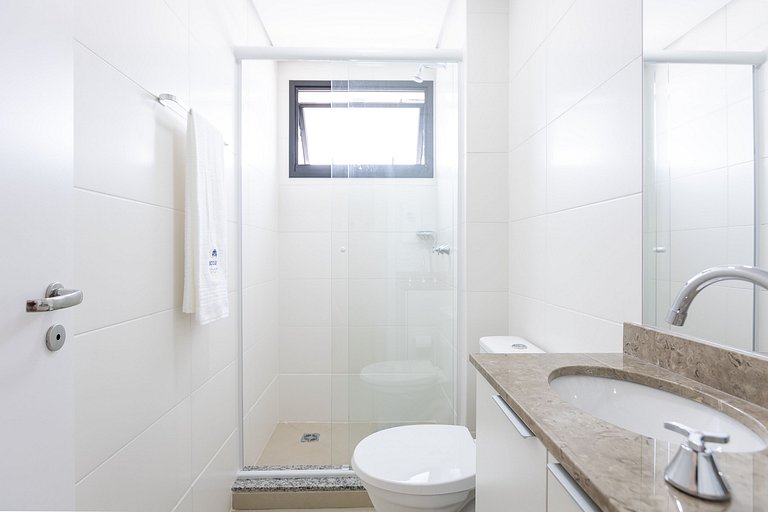 Studio espaçoso com sacada no centro