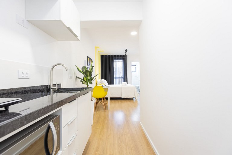 Studio com sacada no centro