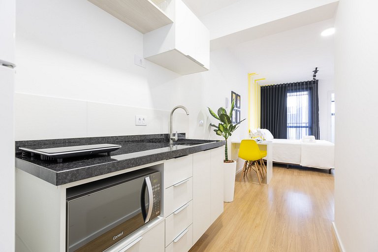 Studio com sacada no centro