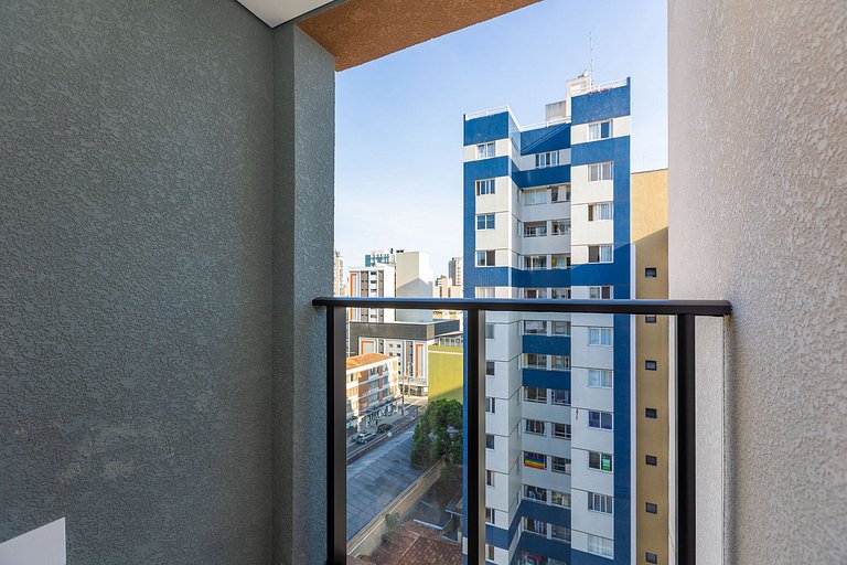 Studio com sacada no centro