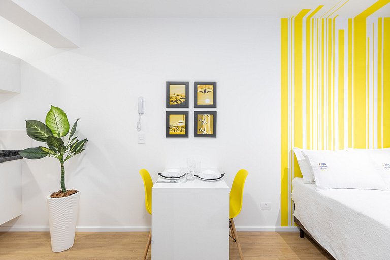 Studio com sacada no centro