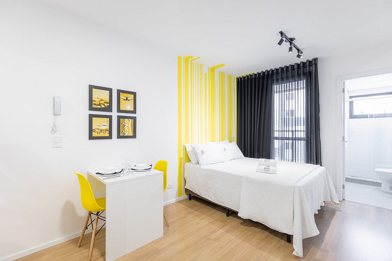 Studio com sacada no centro