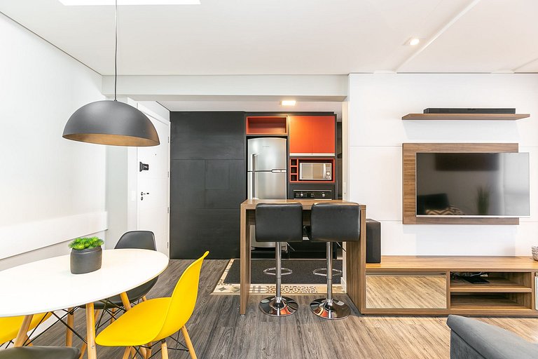 Apartamento com sacada e churrasqueira