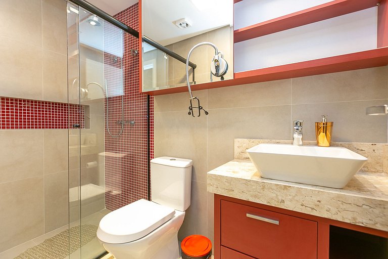 Apartamento com sacada e churrasqueira