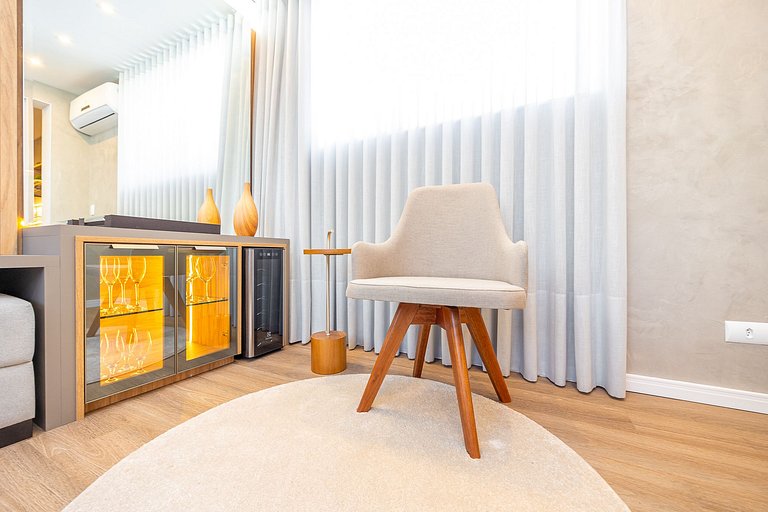 Apartamento finamente decorado no Centro de Curitiba, até 3