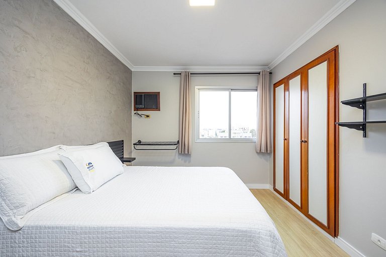 Apartamento finamente decorado, no Centro de Curitiba, até 2