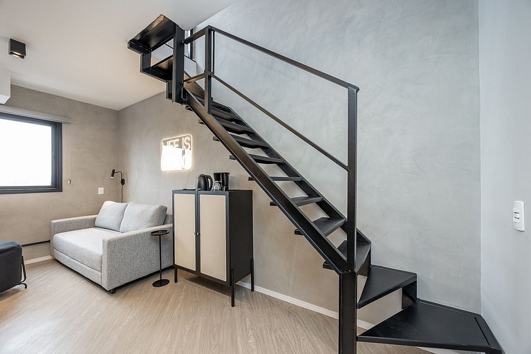Studio Duplex finamente decorado em Curitiba, à 400m do Shop
