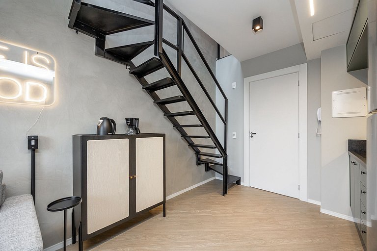 Studio Duplex finamente decorado em Curitiba, à 400m do Shop