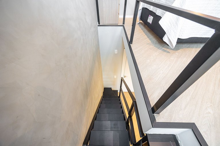 Studio Duplex finamente decorado em Curitiba, à 400m do Shop