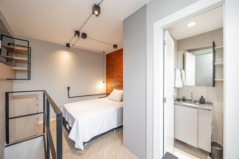 Studio Duplex finamente decorado em Curitiba, à 400m do Shop