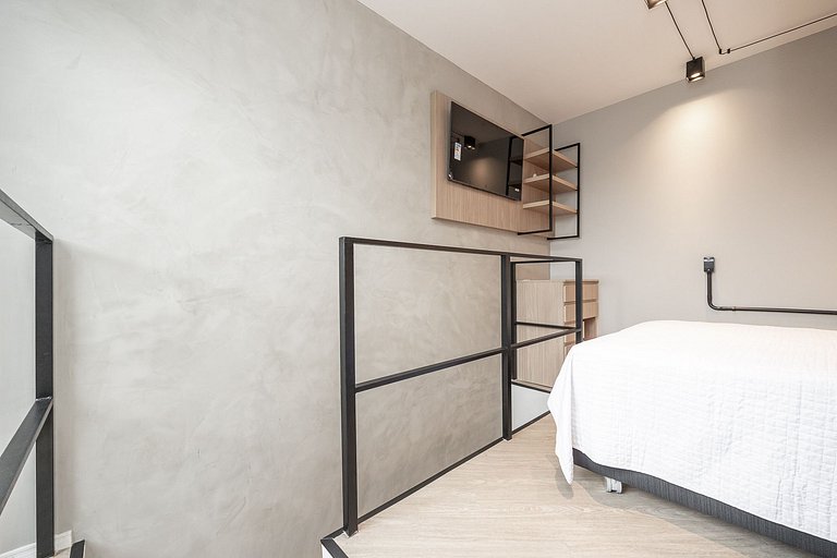Studio Duplex finamente decorado em Curitiba, à 400m do Shop