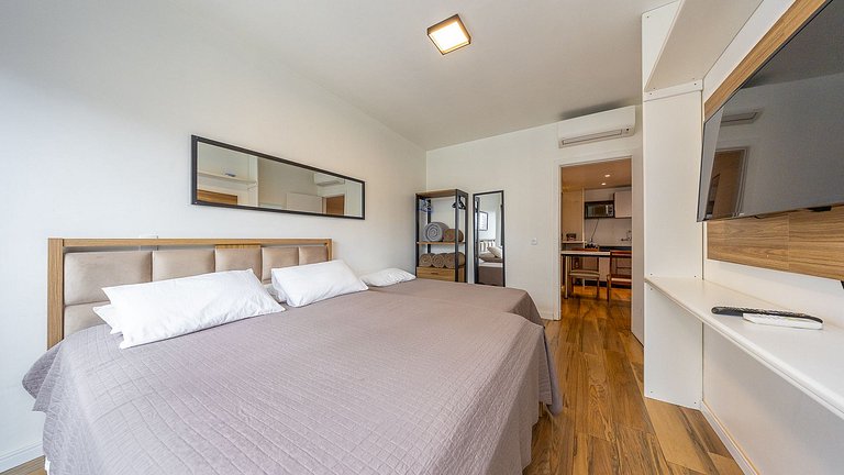 Studio totalmente mobiliado, localizado no 10º andar, em exc