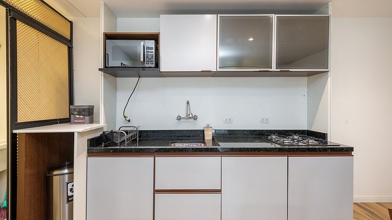 Studio totalmente mobiliado, localizado no 10º andar, em exc