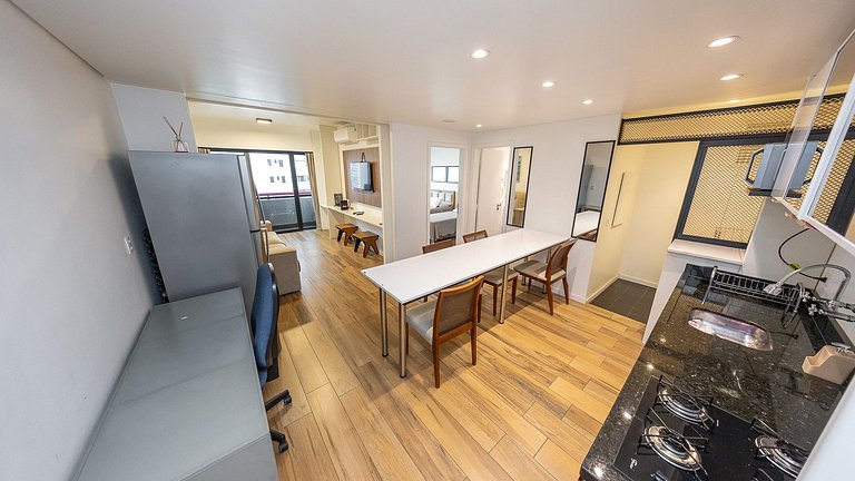 Studio totalmente mobiliado, localizado no 10º andar, em exc