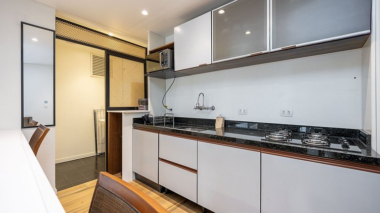 Studio totalmente mobiliado, localizado no 10º andar, em exc