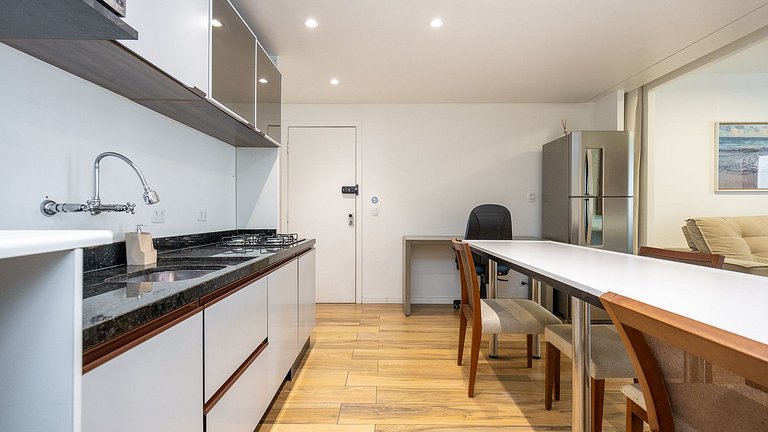 Studio totalmente mobiliado, localizado no 10º andar, em exc