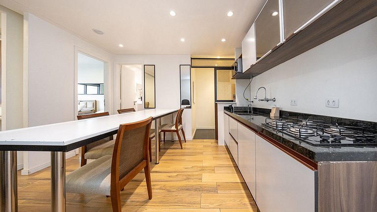 Studio totalmente mobiliado, localizado no 10º andar, em exc