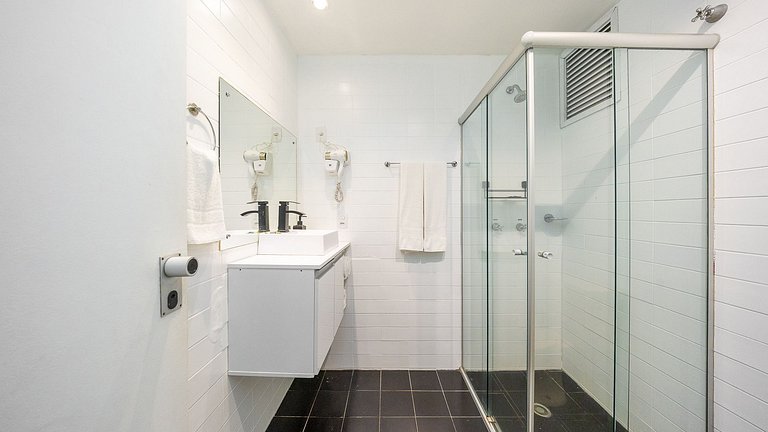 Studio totalmente mobiliado, localizado no 10º andar, em exc