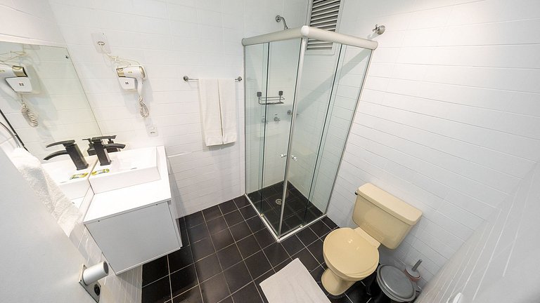 Studio totalmente mobiliado, localizado no 10º andar, em exc