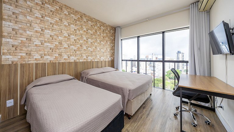 Studio totalmente mobiliado, localizado no 18º andar, em exc