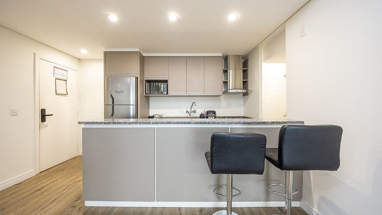 Studio totalmente mobiliado, localizado no 18º andar, em exc