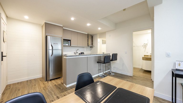 Studio totalmente mobiliado, localizado no 18º andar, em exc