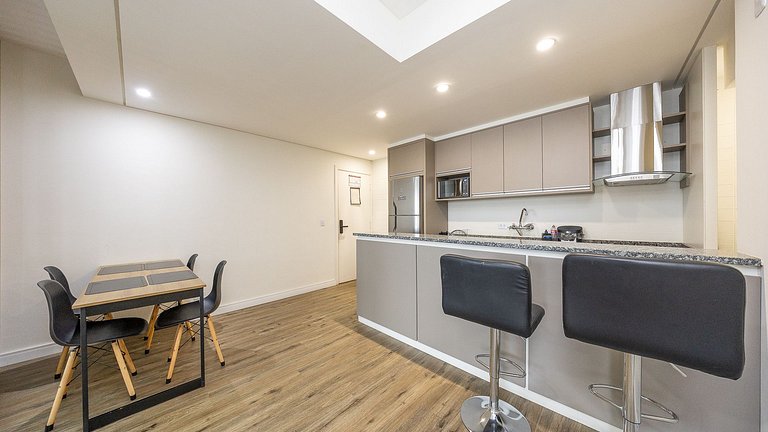 Studio totalmente mobiliado, localizado no 18º andar, em exc