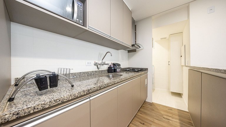 Studio totalmente mobiliado, localizado no 18º andar, em exc