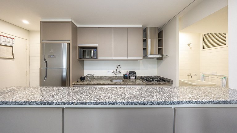 Studio totalmente mobiliado, localizado no 18º andar, em exc