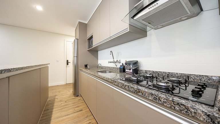 Studio totalmente mobiliado, localizado no 18º andar, em exc