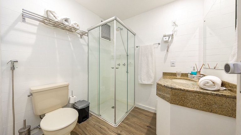 Studio totalmente mobiliado, localizado no 18º andar, em exc