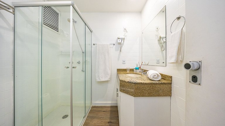 Studio totalmente mobiliado, localizado no 18º andar, em exc