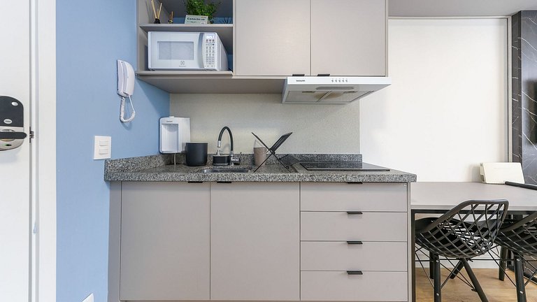 Studio totalmente mobiliado, no 2º andar, em excelente local