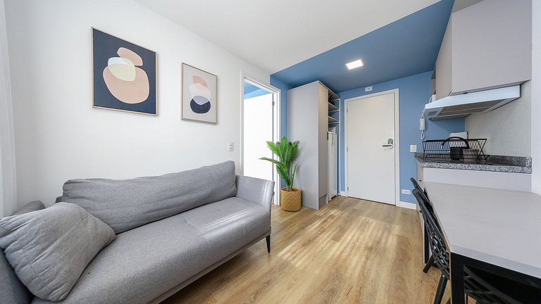 Studio totalmente mobiliado, no 2º andar, em excelente local