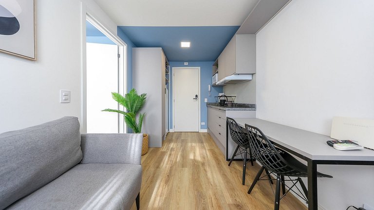 Studio totalmente mobiliado, no 2º andar, em excelente local