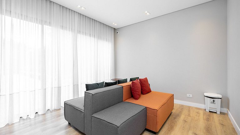 Studio totalmente mobiliado, no 2º andar, em excelente local