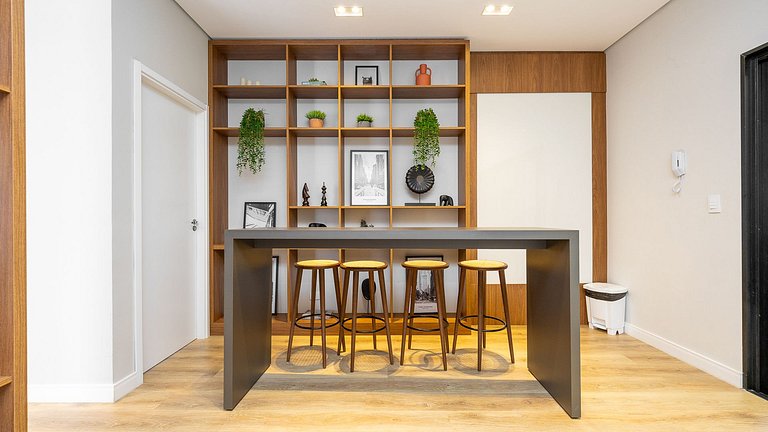 Studio totalmente mobiliado, no 2º andar, em excelente local