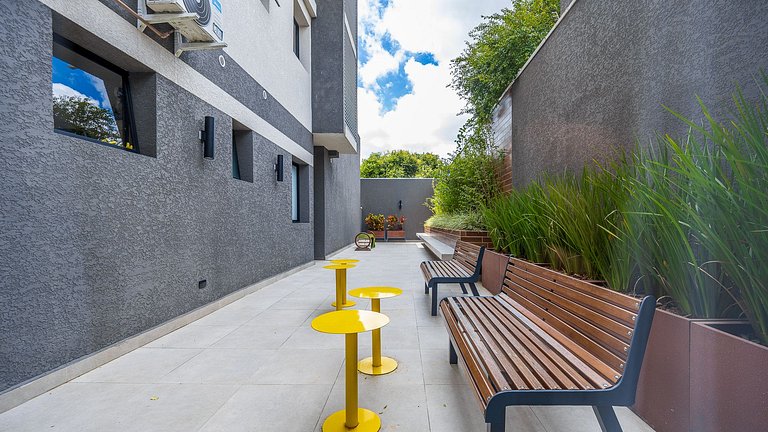 Studio totalmente mobiliado, no 2º andar, em excelente local