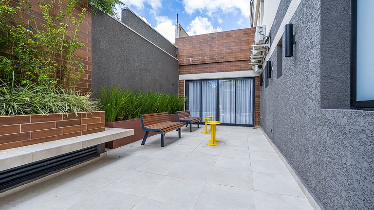 Studio totalmente mobiliado, no 2º andar, em excelente local