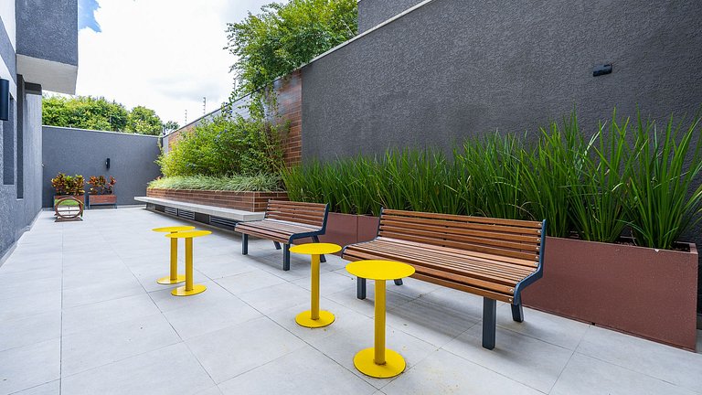 Studio totalmente mobiliado, no 2º andar, em excelente local