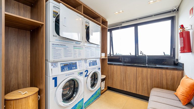 Studio totalmente mobiliado, no 2º andar, em excelente local